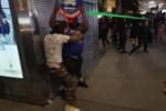 🔥警察围观!纽约街头肉搏血战 “唐斯”一挑N举站牌猛砸头部