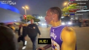 质问判罚太搞了😂曾有网红直播蹲湖人G4主裁托尼兄弟下班！