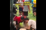 万幸！一男子踢球时突发心脏骤停，隔壁球队全是医护人员立刻急救