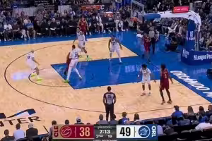 心态崩了！莫布里反击造成犯规 一罚大了二罚短了依然0分