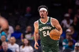 一点防守都没有！第三节大打对攻战 公牛41分&雄鹿轰下42分